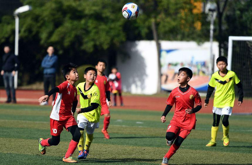 中国足球12岁都退役？