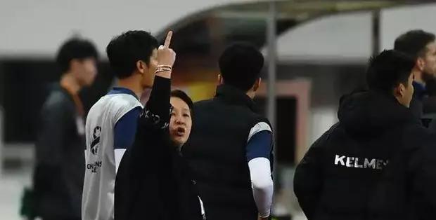 就是她！武里南老板娘亚冠赛场向中国球迷竖中指(1)