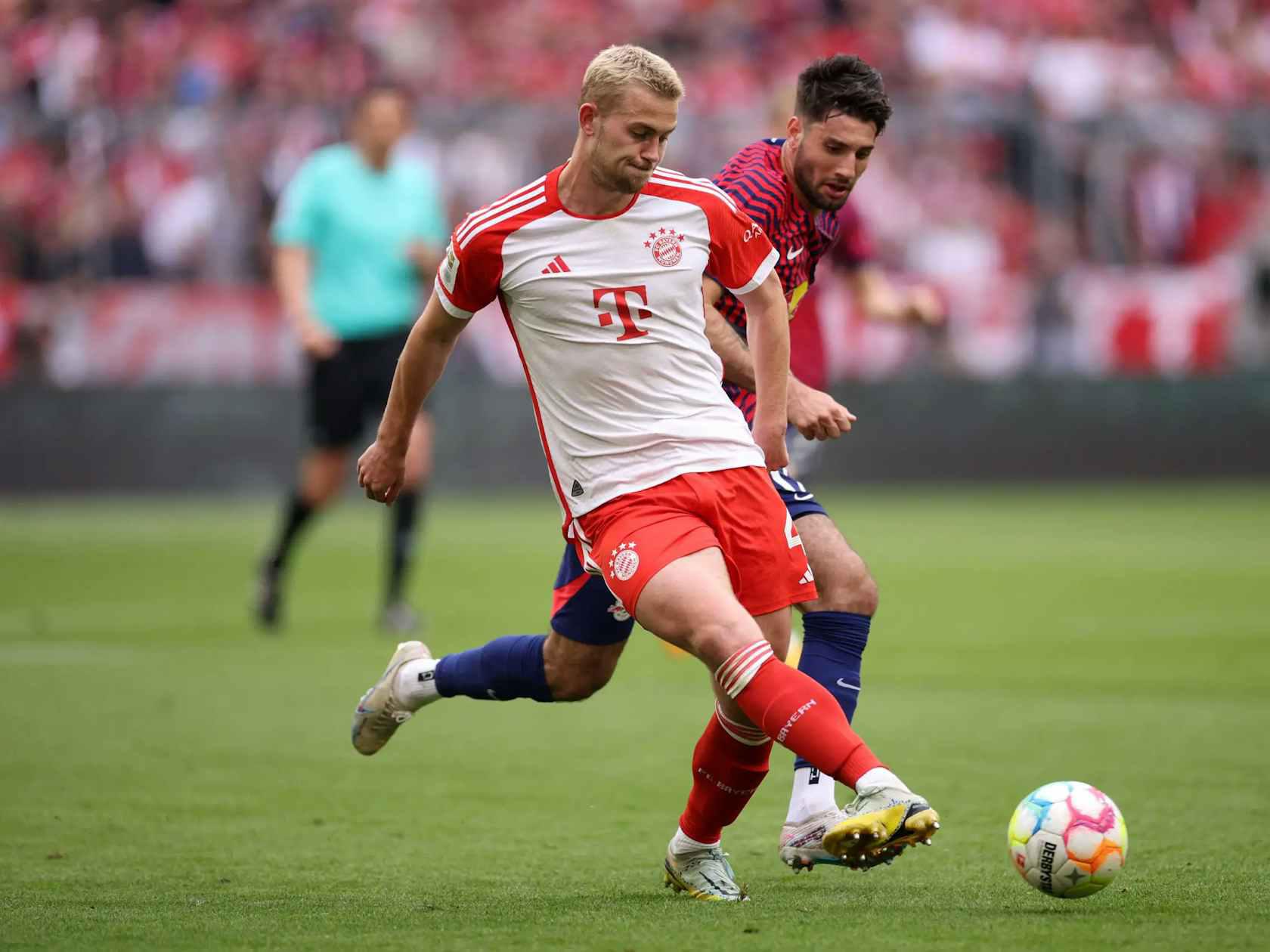 拜仁慕尼黑后卫德利赫特左膝半月板受伤(1)