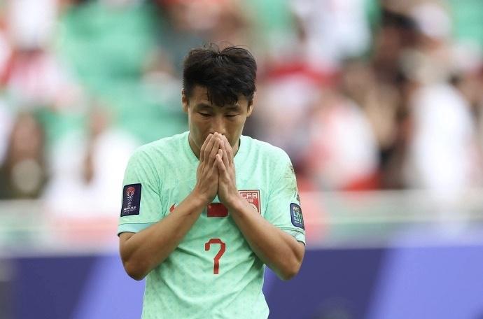 快哭了！武磊赛后沉默独坐+毛巾捂脸，韩媒嘲讽：中国C罗2场0威胁