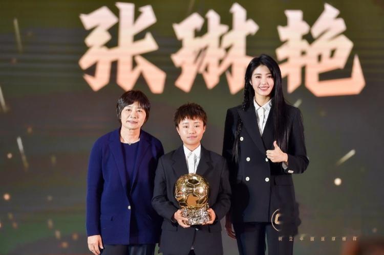 赵丽娜：祝贺张琳艳首夺女子金球奖，希望一起为女足进步而努力(3)