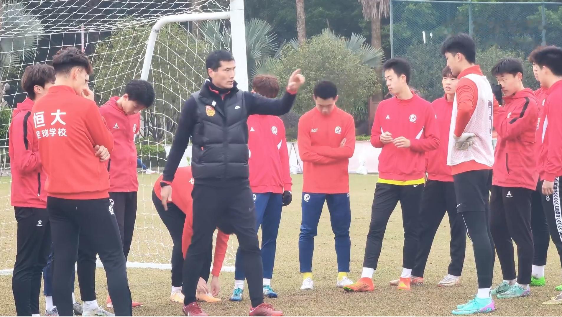 职业级教练员培训班在恒大足校举行，陈涛、邵佳一等参加培训(2)