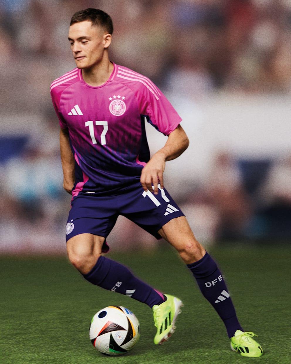 记者：德国粉紫色球衣同期销量最佳，预计对阵荷兰首次亮相(1)