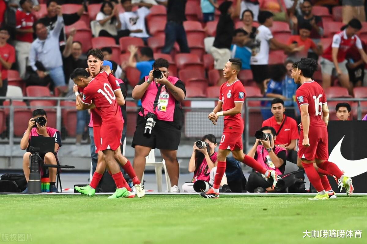 中国男足球员被新加坡归化，进国家队征战世预赛，率队险击败国足(2)