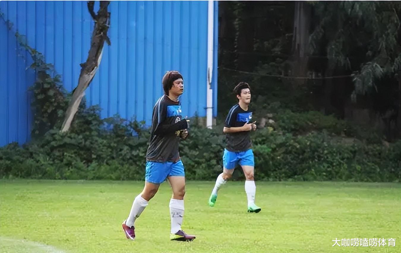 中国男足球员被新加坡归化，进国家队征战世预赛，率队险击败国足(6)