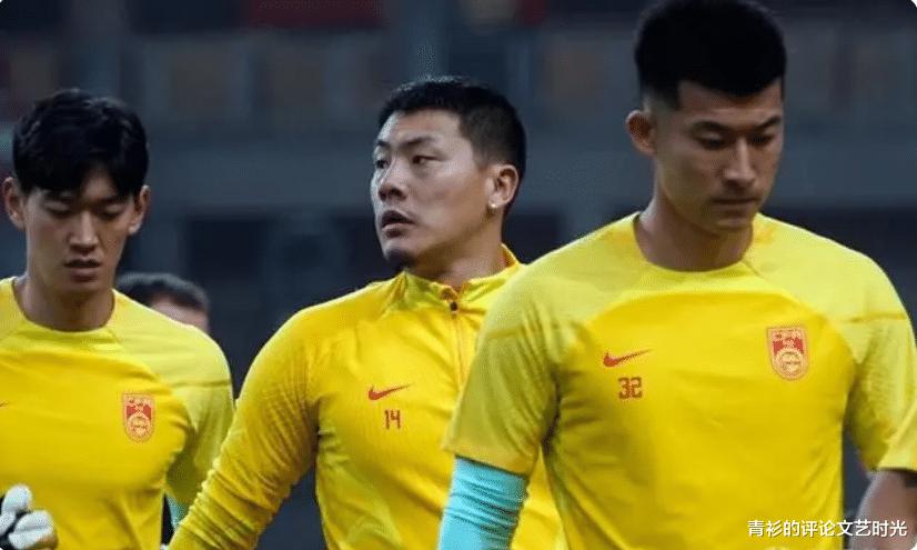 新加坡主帅高情商赞扬中国队球员，大吹若黑，国足应该有4处变动，呼声最高的队长有2个(3)
