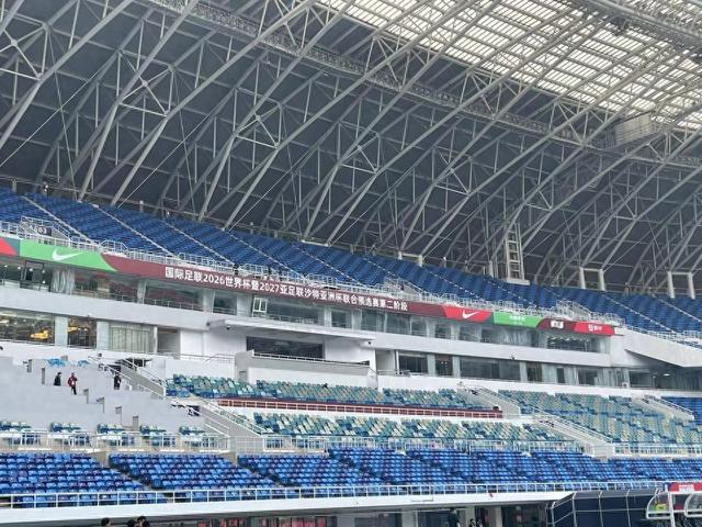 国足vs新加坡大战一触即发，“水滴体育场”草皮质量良好