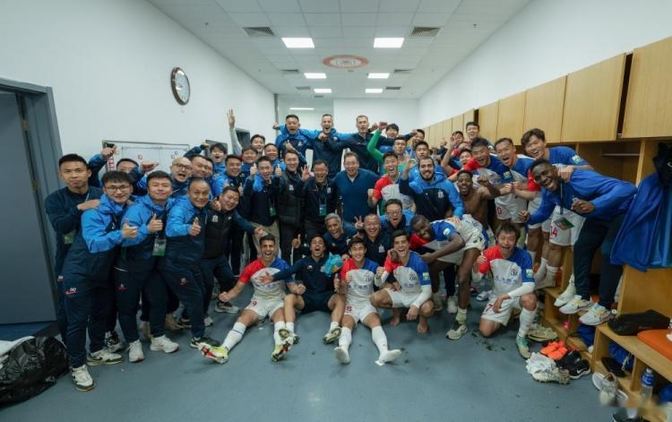 兴奋！吴曦社媒分享球队在更衣室庆祝胜利的照片：来之不易的胜利(1)